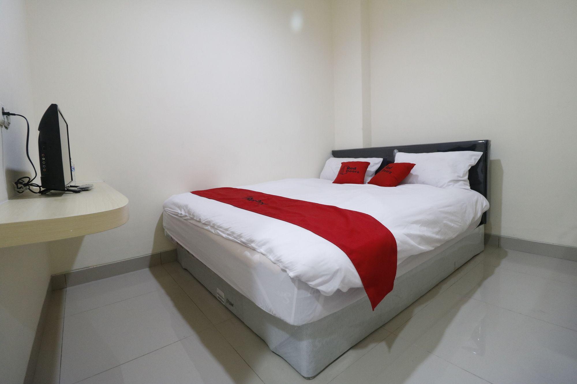 Reddoorz Plus Near Mall Ciputra Giacarta Esterno foto