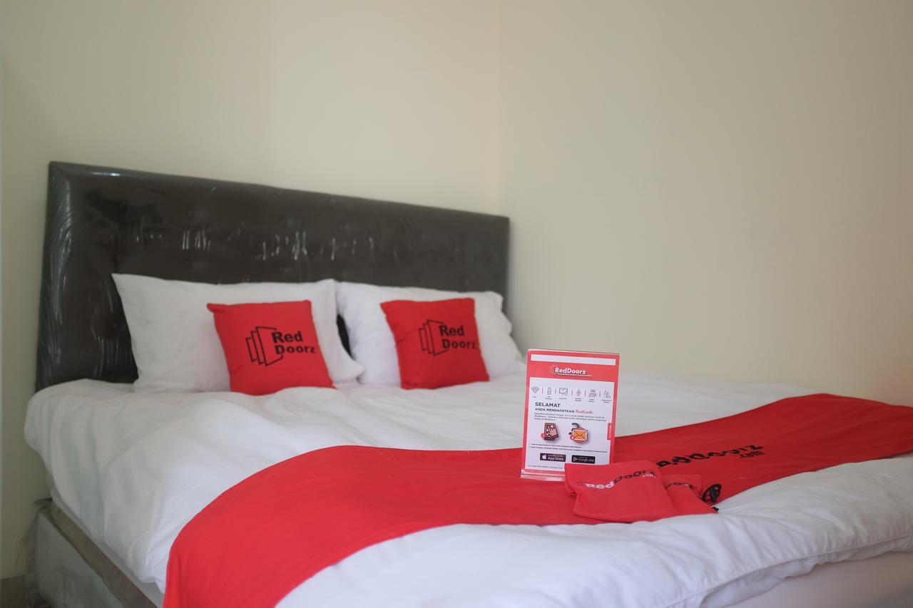 Reddoorz Plus Near Mall Ciputra Giacarta Esterno foto