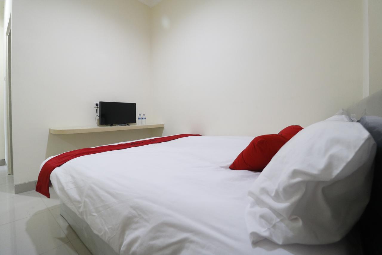 Reddoorz Plus Near Mall Ciputra Giacarta Esterno foto