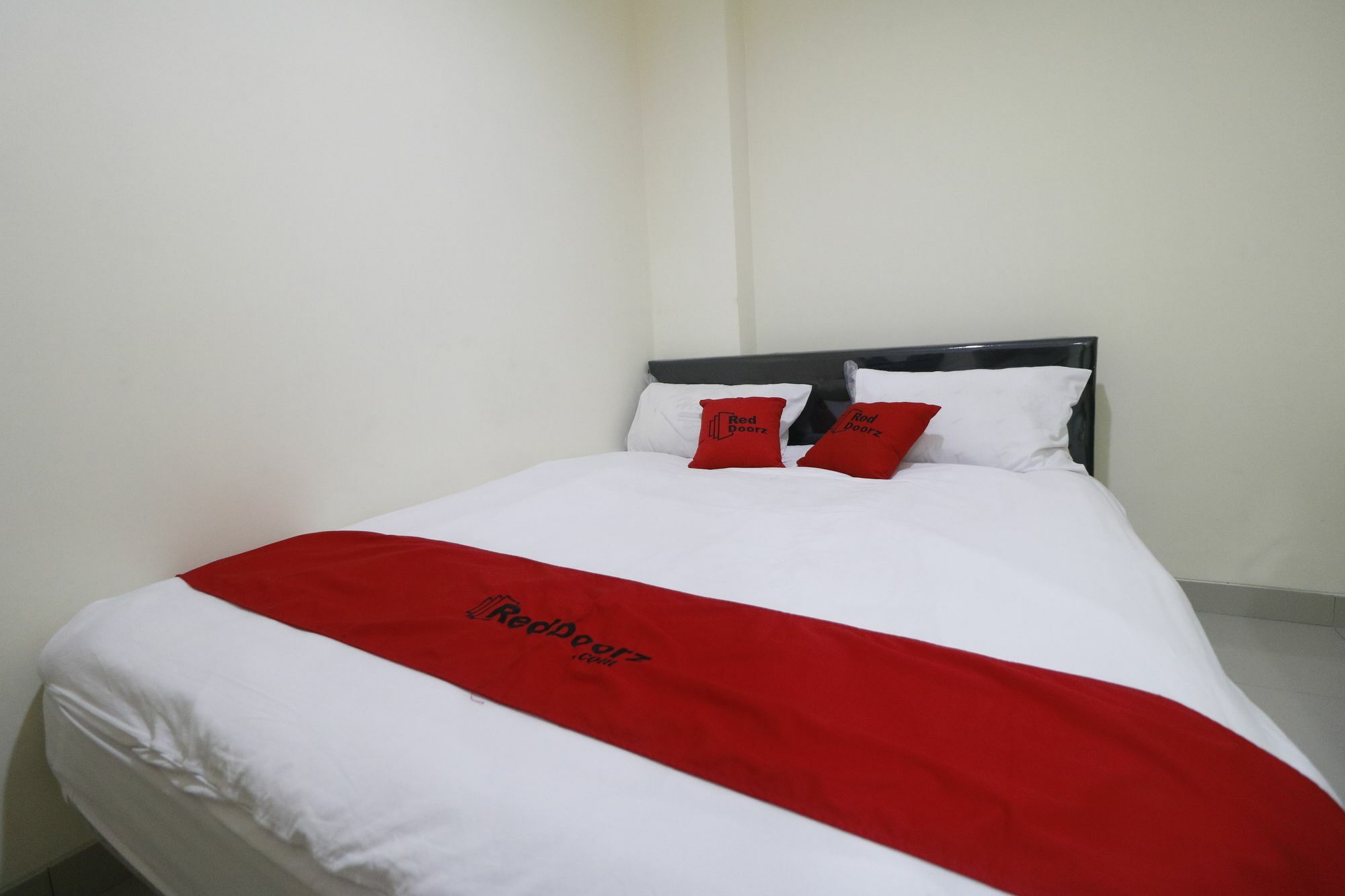 Reddoorz Plus Near Mall Ciputra Giacarta Esterno foto