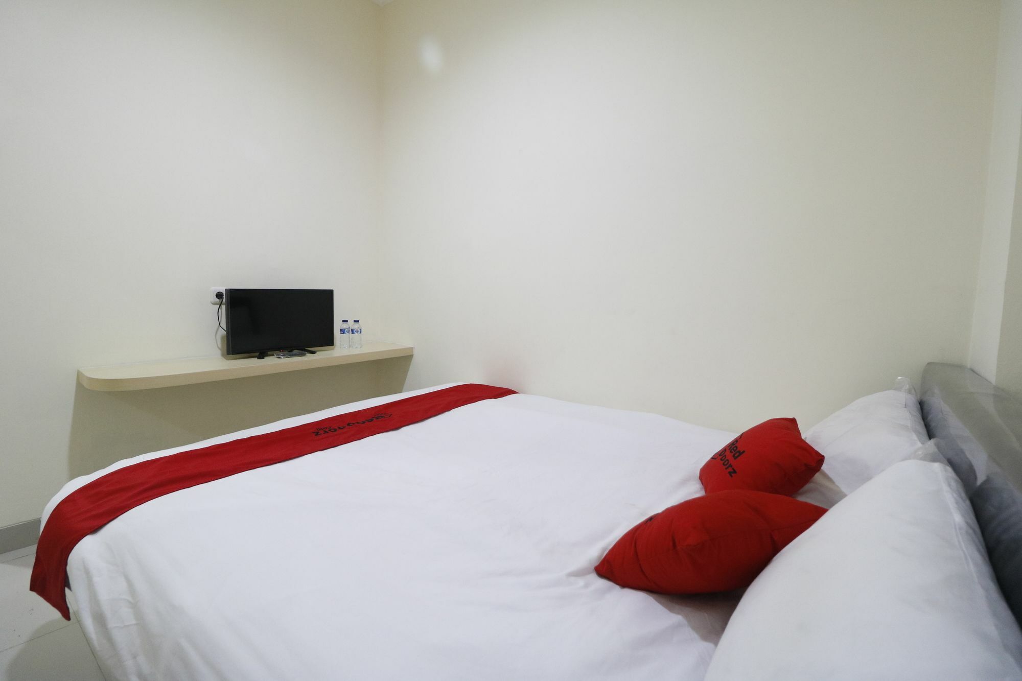 Reddoorz Plus Near Mall Ciputra Giacarta Esterno foto